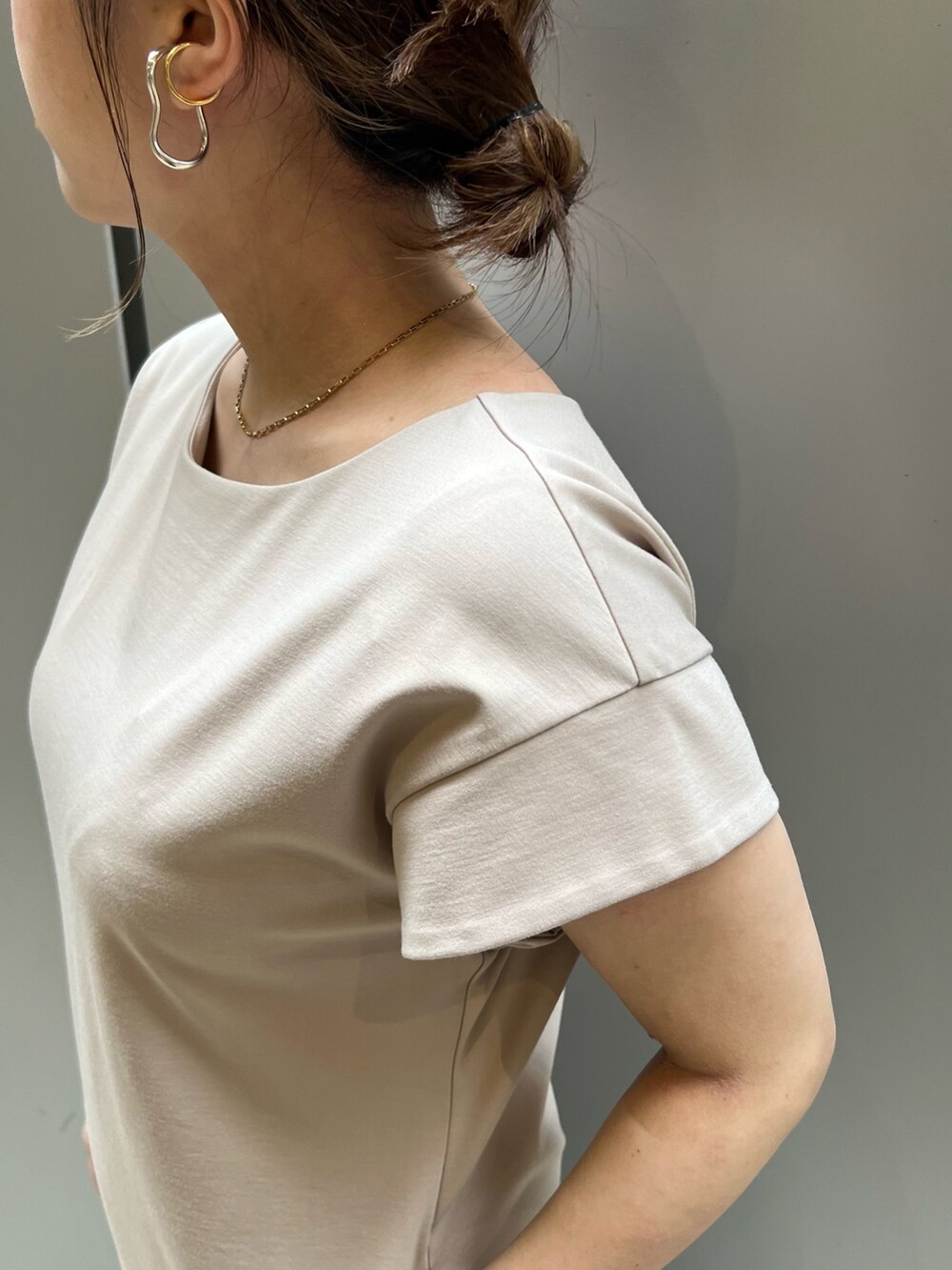 ベージュ系のワンピース、ホワイト系のスニーカー、ブラウン系のブルゾンを着用したレディースの春コーディネートの7枚目の写真