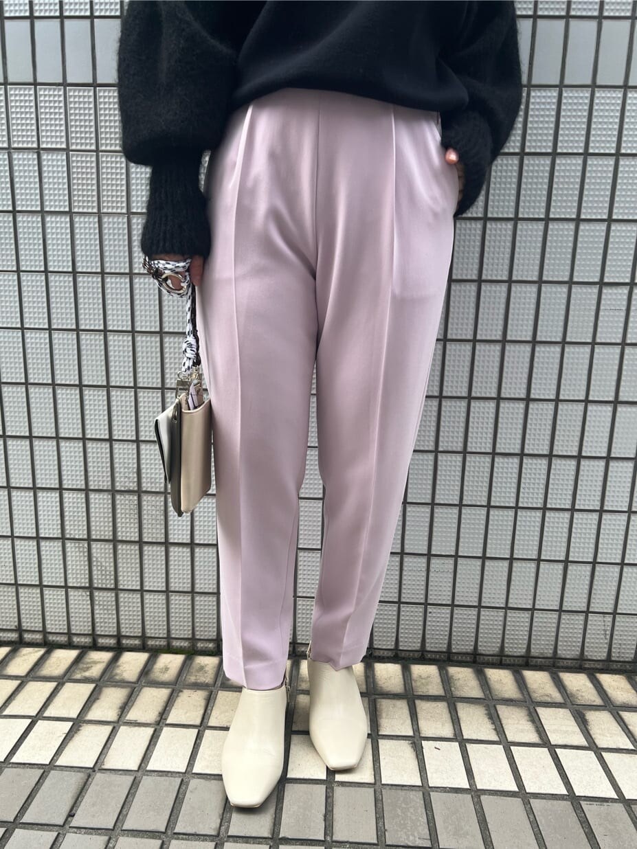 ブラック系のニット/セーター、ピンク系のその他パンツを着用したレディースの秋コーディネートの4枚目の写真