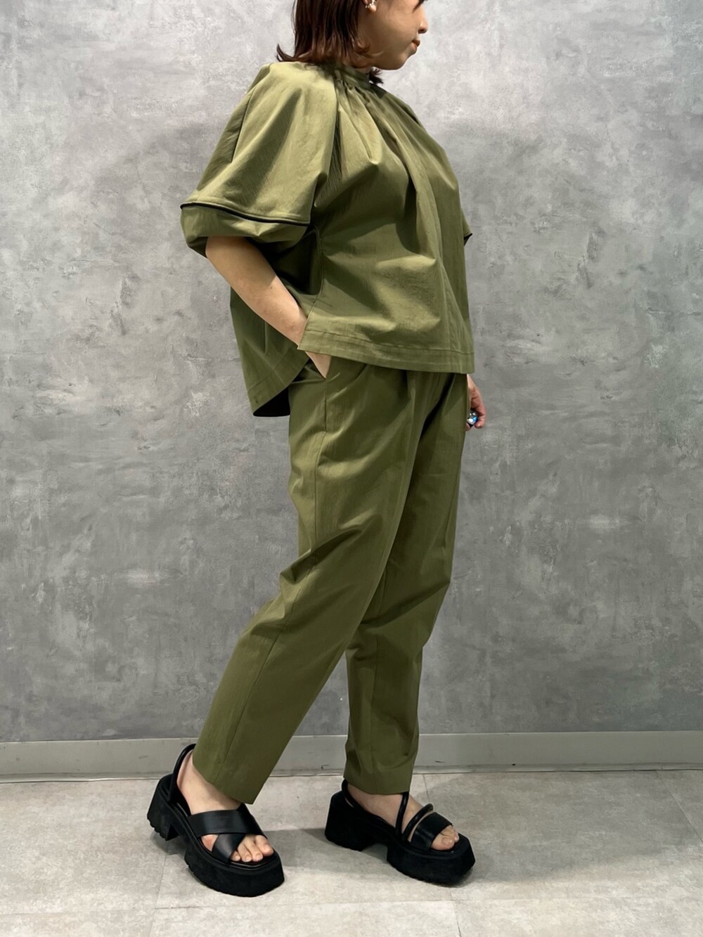 ベージュ系のブルゾン、ベージュ系のその他パンツ、ブラック系のサンダルを着用したレディースの春コーディネートの3枚目の写真