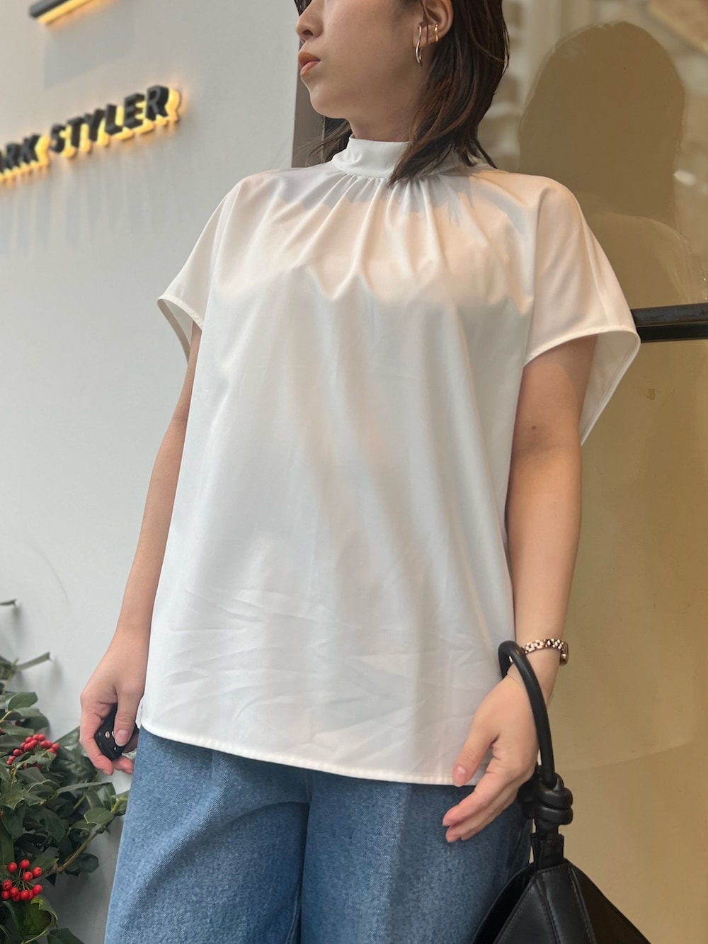 ホワイト系のシャツ/ブラウス、ブルー系のデニムパンツ、グリーン系のサンダルを着用したレディースの冬コーディネートの4枚目の写真