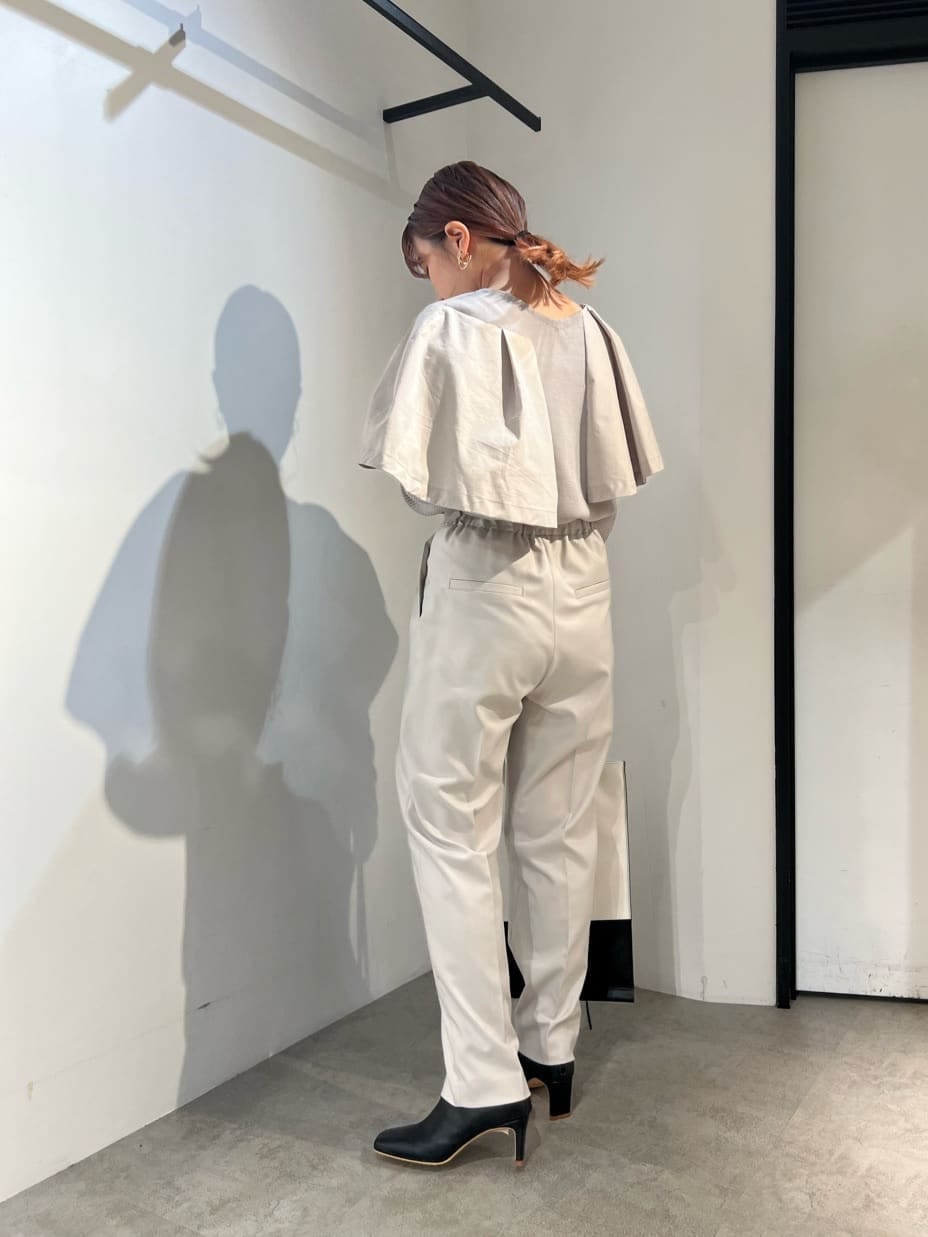 グレー系のその他パンツ、ブラック系のブーツ、グレー系のニット/セーターを着用したレディースの秋コーディネートの3枚目の写真
