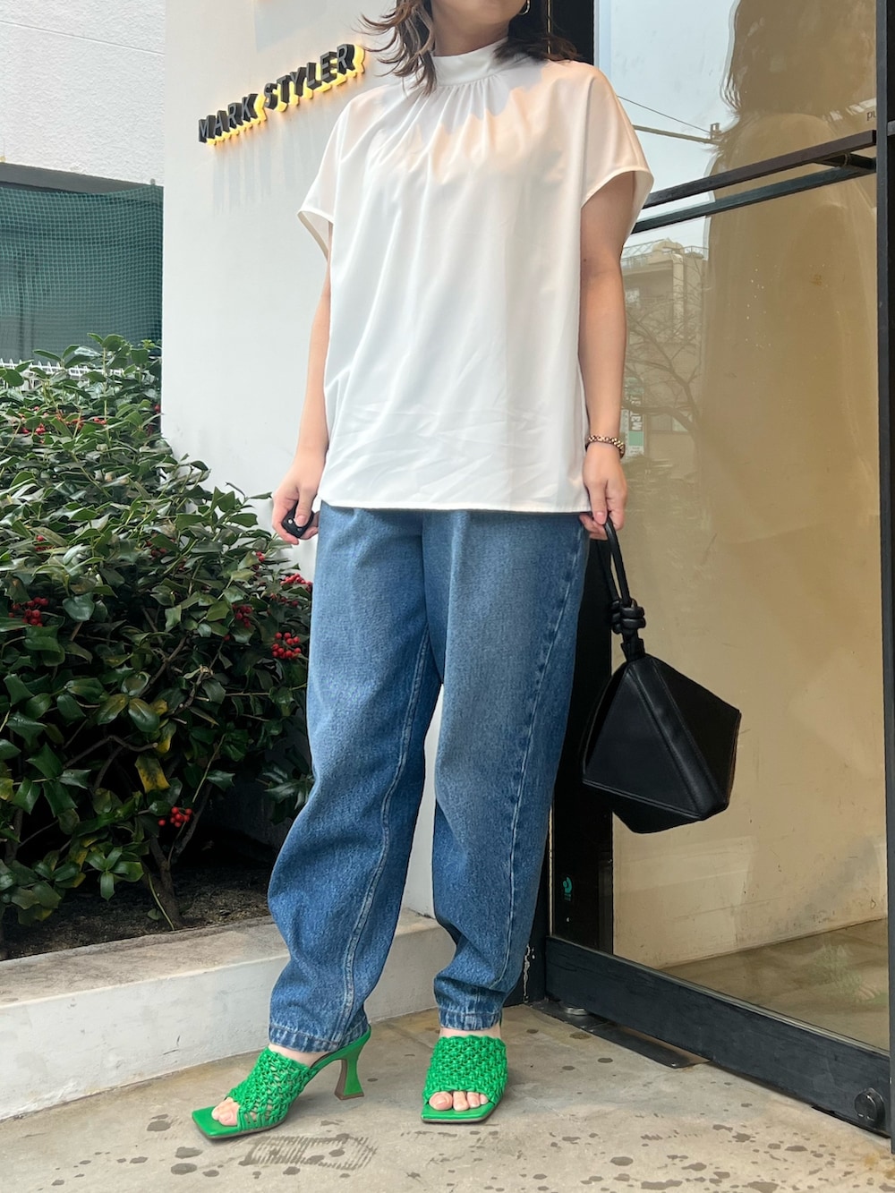 ホワイト系のシャツ/ブラウス、ブルー系のデニムパンツ、グリーン系のサンダルを着用したレディースの冬コーディネートの3枚目の写真