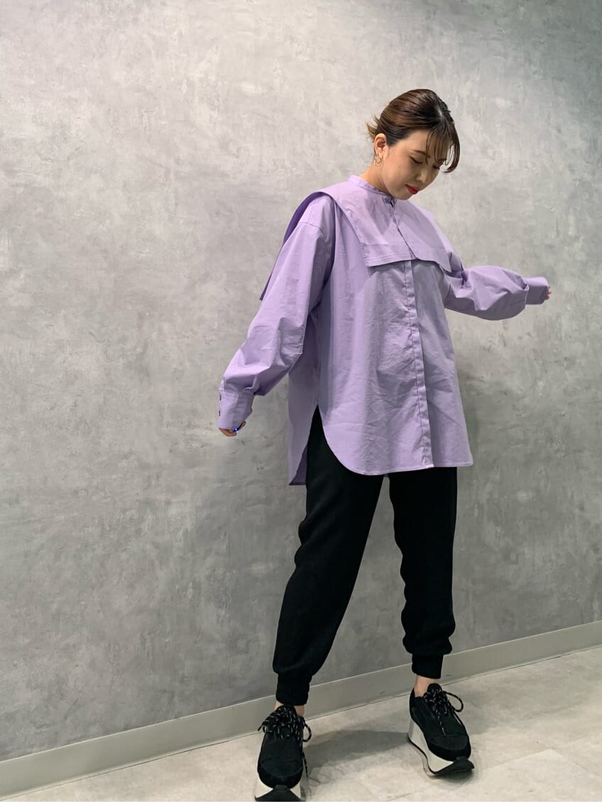 パープル系のシャツ/ブラウス、ブラック系のその他パンツを着用したレディースの秋コーディネートの2枚目の写真