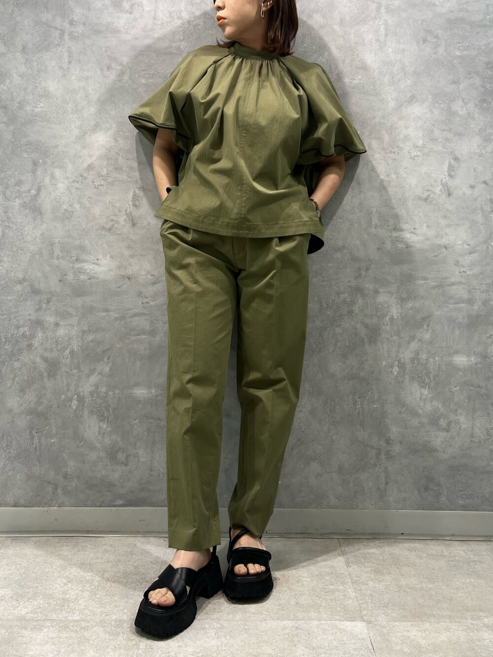 ベージュ系のブルゾン、ベージュ系のその他パンツ、ブラック系のサンダルを着用したレディースの春コーディネートの2枚目の写真