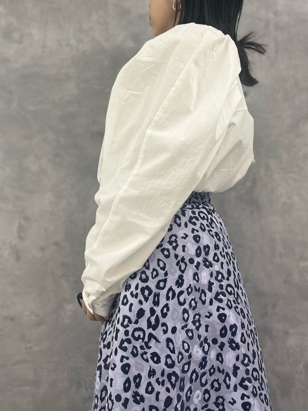 ホワイト系のシャツ/ブラウス、ベージュ系のスカート、ベージュ系のショルダーバッグを着用したレディースの冬コーディネートの7枚目の写真