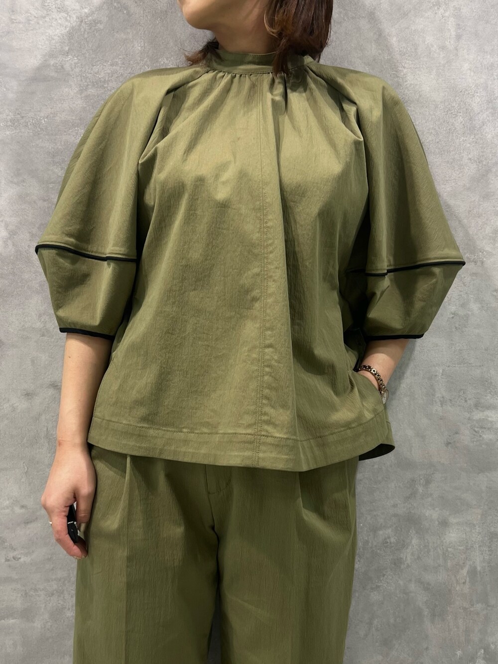 ベージュ系のブルゾン、ベージュ系のその他パンツ、ブラック系のサンダルを着用したレディースの春コーディネートの5枚目の写真