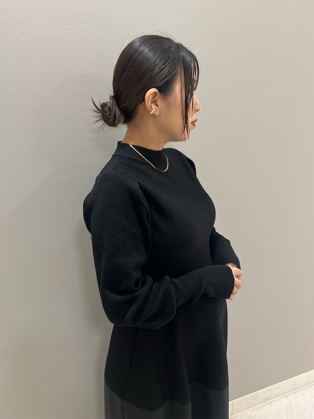 ホワイト系のブーツ、ブラック系のワンピースを着用したレディースの夏コーディネートの3枚目の写真