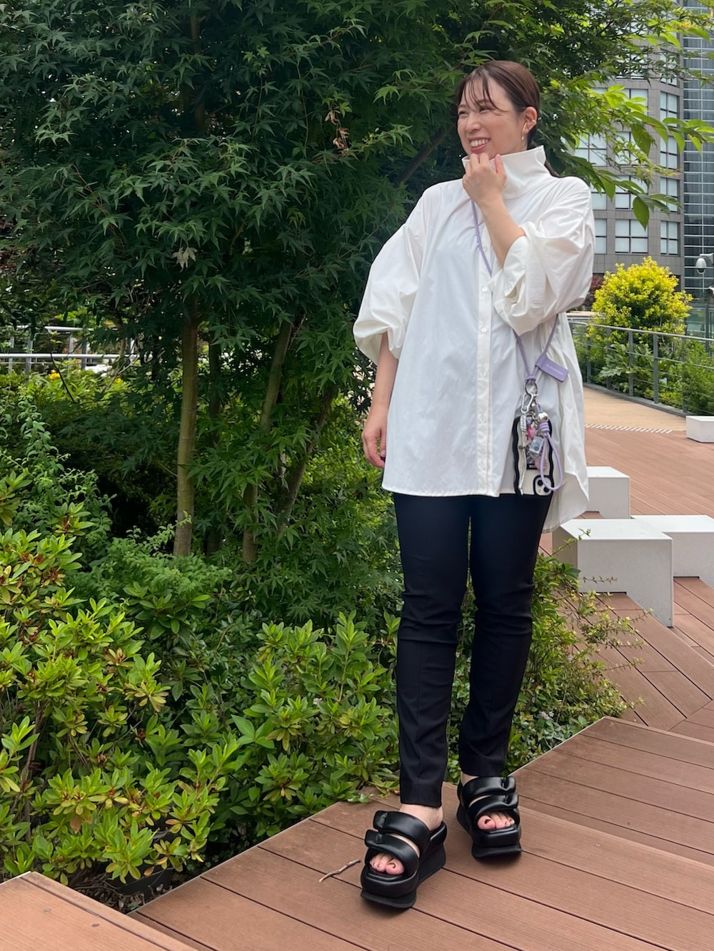 ブラック系のその他パンツ、ブラック系のサンダル、ホワイト系のブルゾンを着用したレディースの夏コーディネートの5枚目の写真