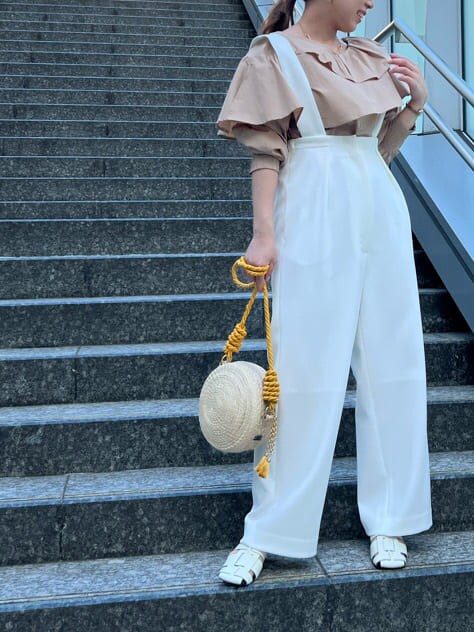 ホワイト系のスラックス、ベージュ系のシャツ/ブラウスを着用したレディースの春コーディネートの5枚目の写真