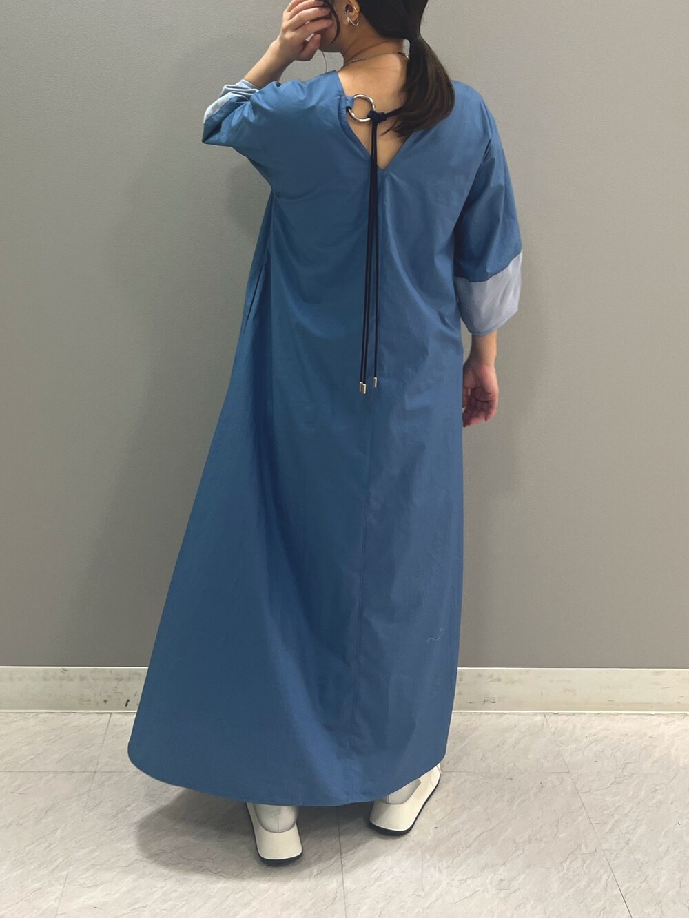 ブルー系のワンピースを着用したレディースの夏コーディネートの2枚目の写真