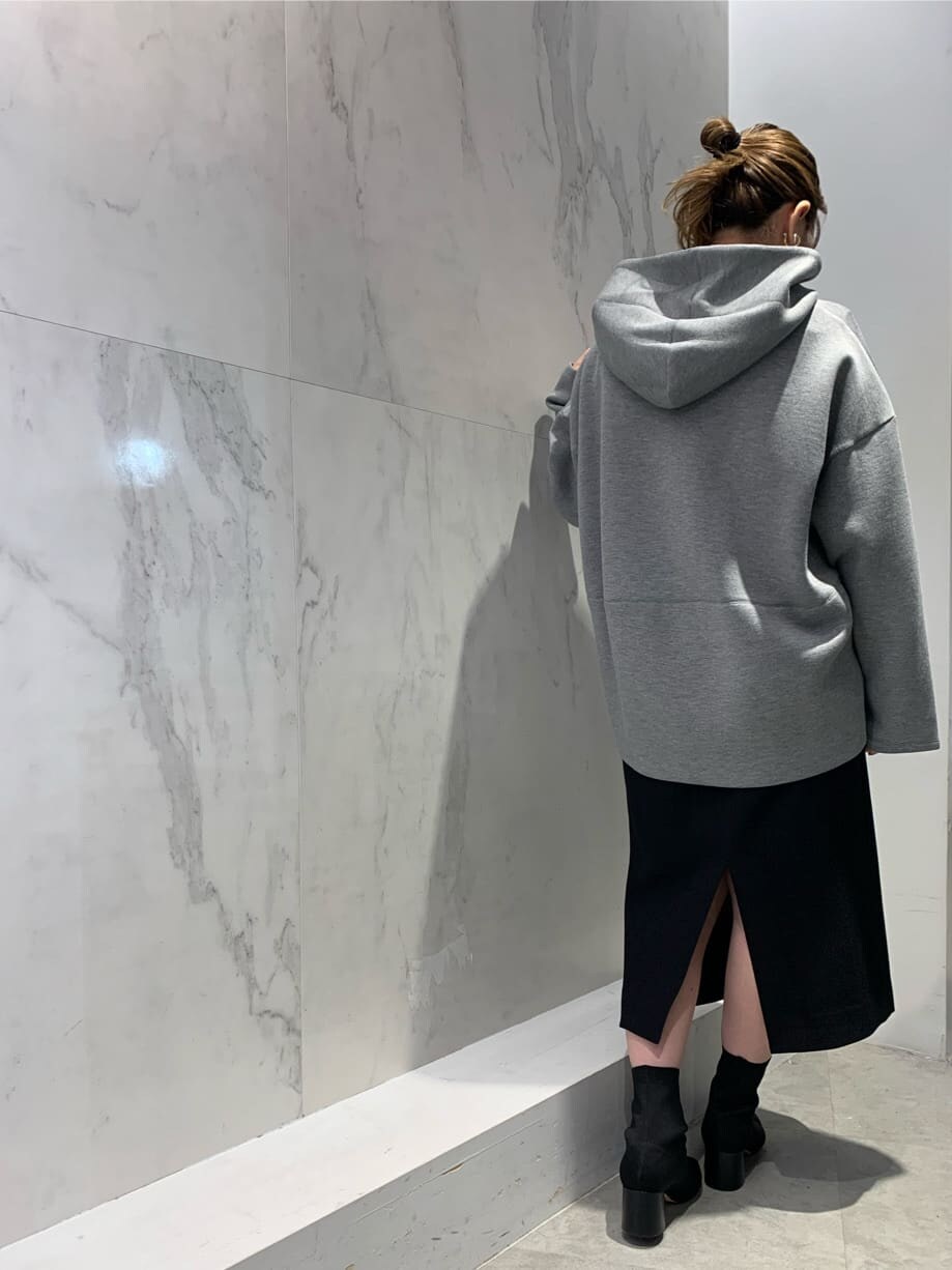 ブラック系のスカート、イエロー系のショルダーバッグ、グレー系のパーカーを着用したレディースの秋コーディネートの3枚目の写真