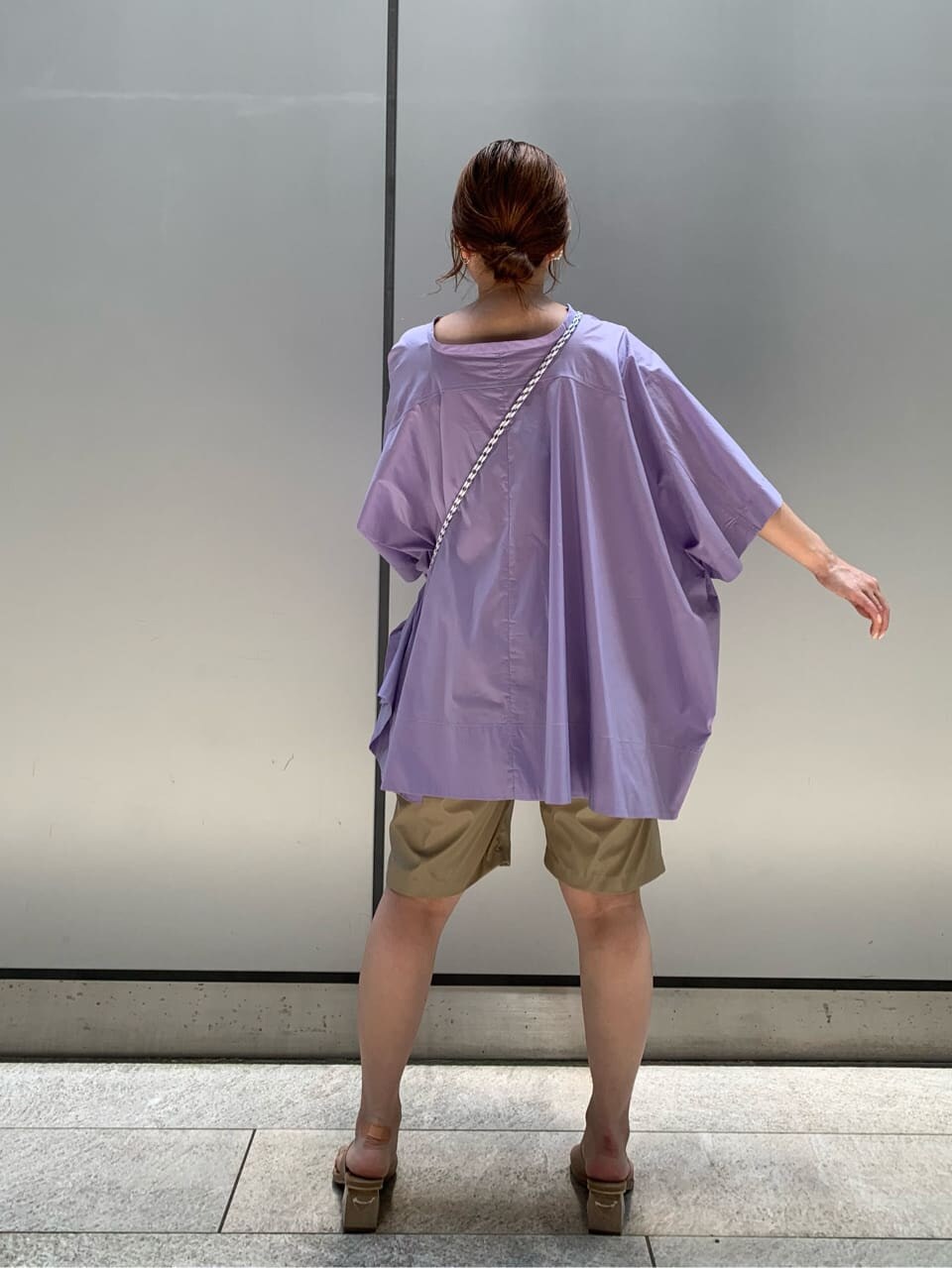 ベージュ系のその他パンツ、ベージュ系のサンダル、パープル系のシャツ/ブラウスを着用したレディースの夏コーディネートの5枚目の写真