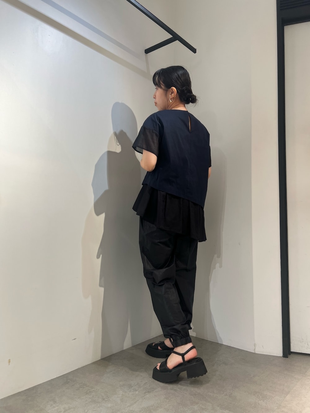 ブラック系のサンダル、ブラック系のその他パンツ、ブルー系のシャツ/ブラウスを着用したレディースの春コーディネートの2枚目の写真