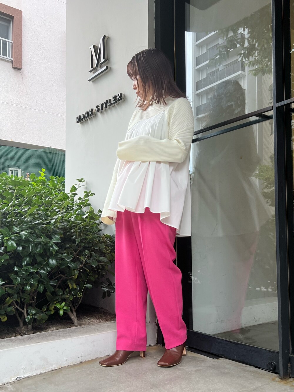 ホワイト系のニット/セーター、ピンク系のその他パンツ、ブラウン系のブーツを着用したレディースの冬コーディネートの2枚目の写真