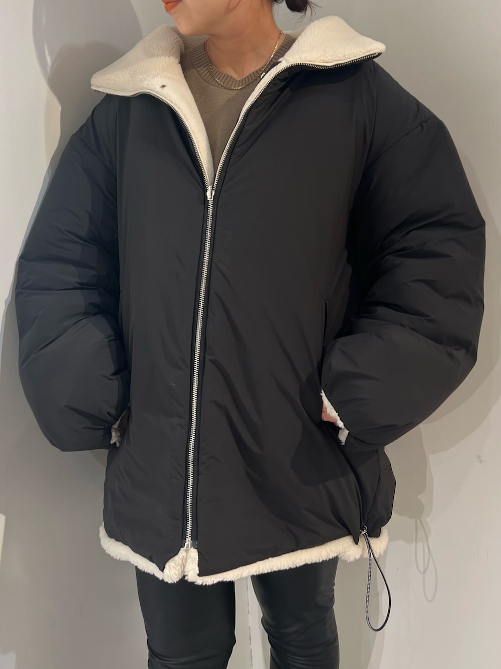 ホワイト系のその他アウター、ブラック系のその他パンツ、ベージュ系のニット/セーターを着用したレディースの夏コーディネートの4枚目の写真