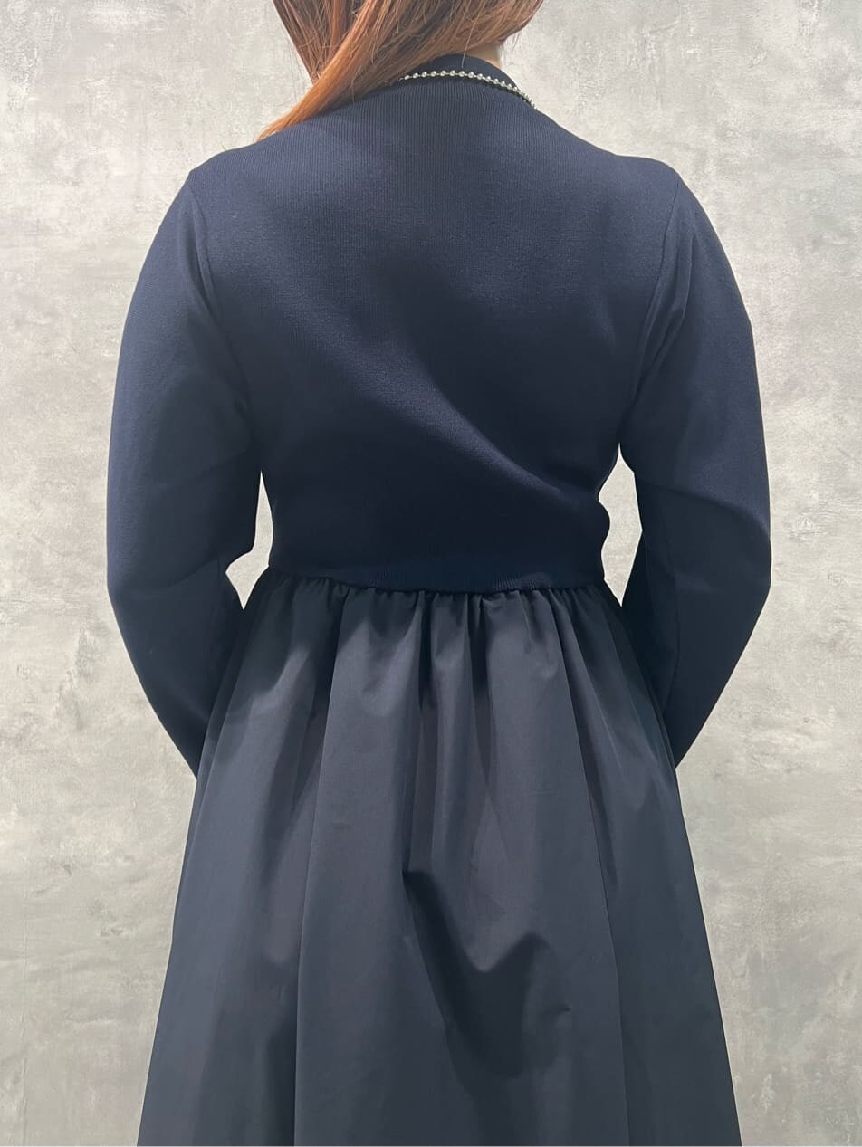 ブルー系のワンピースを着用したレディースの秋コーディネートの7枚目の写真