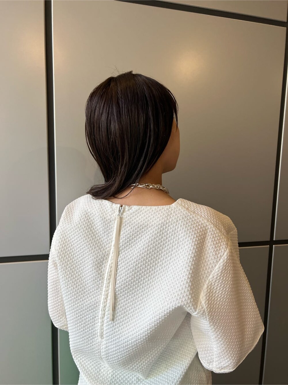 ホワイト系のシャツ/ブラウス、グリーン系のサンダル、グリーン系のその他パンツを着用したレディースの春コーディネートの6枚目の写真