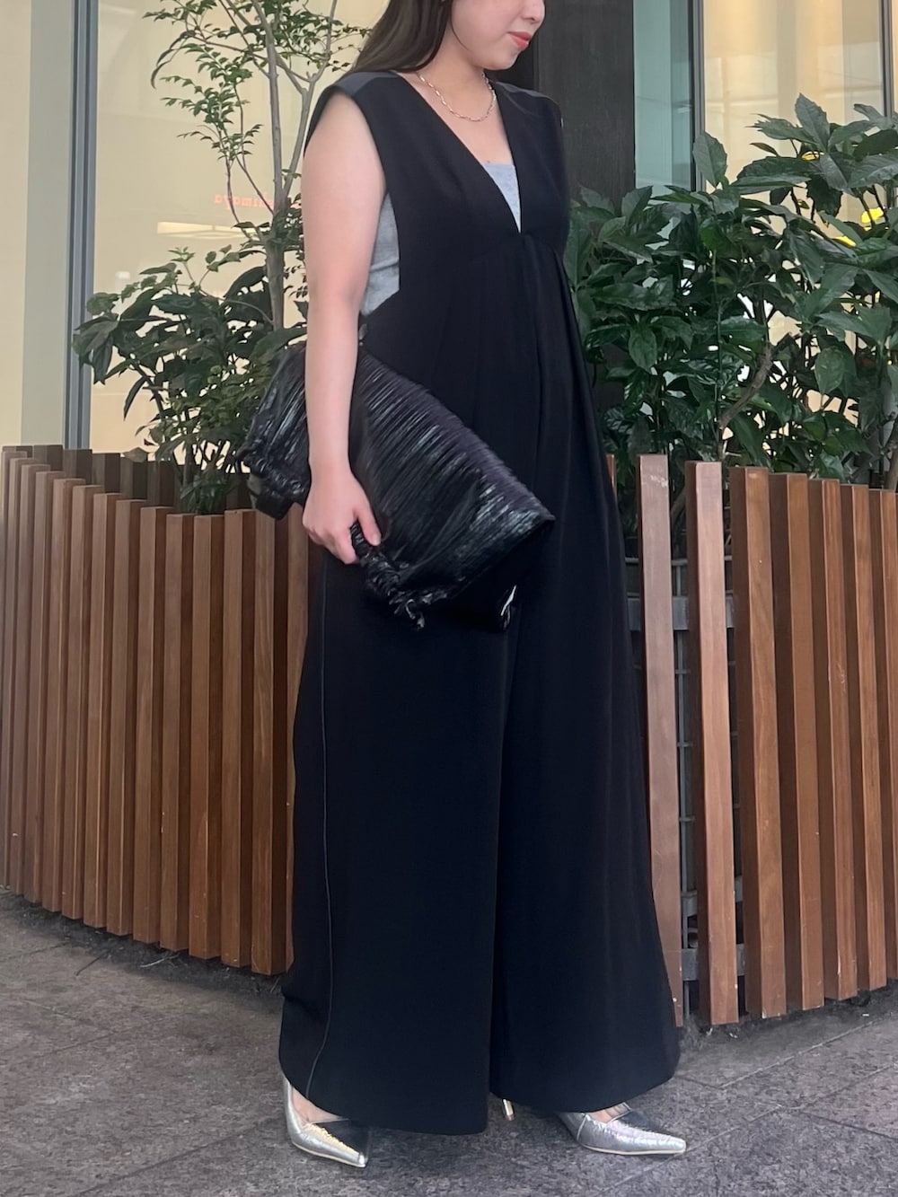 ブラック系のつなぎ/オールインワン、ブラック系のトートバッグ、シルバー系のサンダルを着用したレディースの夏コーディネートの2枚目の写真