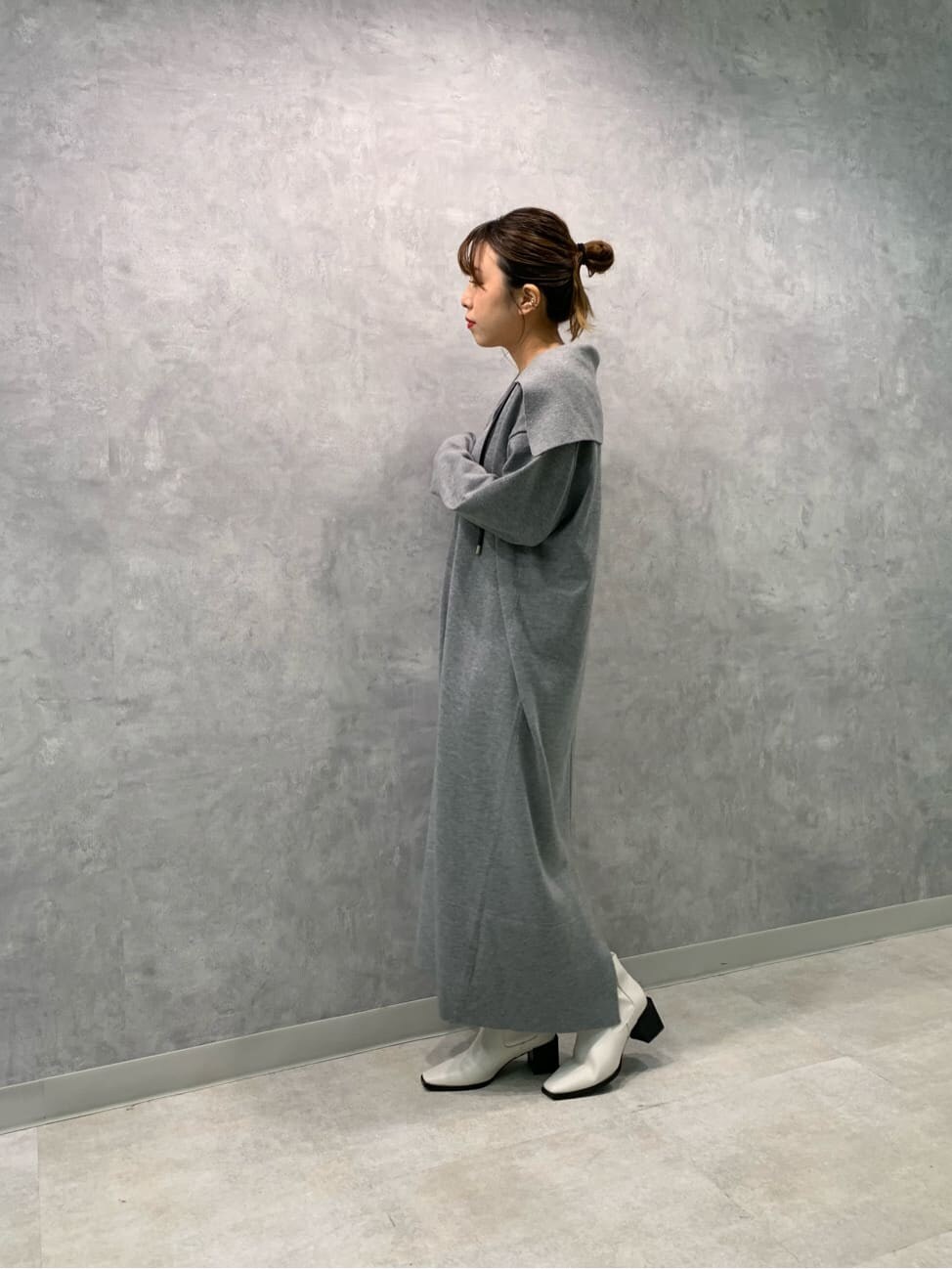 グレー系のワンピース、ホワイト系のブーツを着用したレディースの秋コーディネートの3枚目の写真