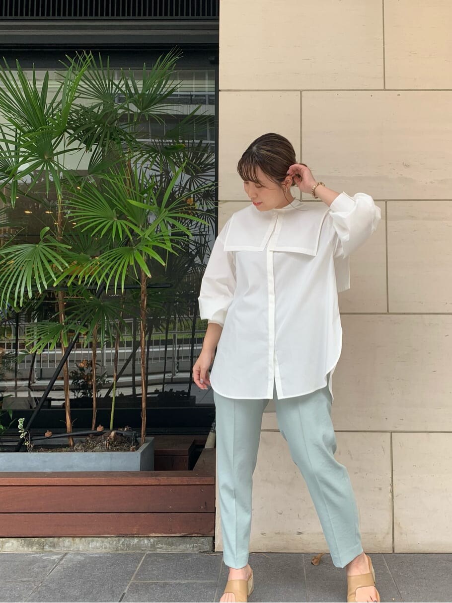 ベージュ系のサンダル、ホワイト系のシャツ/ブラウスを着用したレディースの夏コーディネートの3枚目の写真