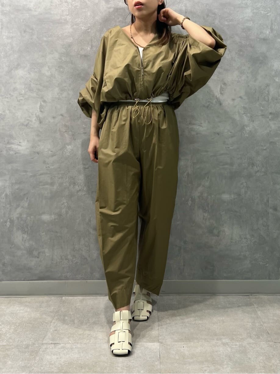 ベージュ系のその他パンツ、ホワイト系のキャミソール、ベージュ系のブルゾンを着用したレディースの春コーディネートの2枚目の写真