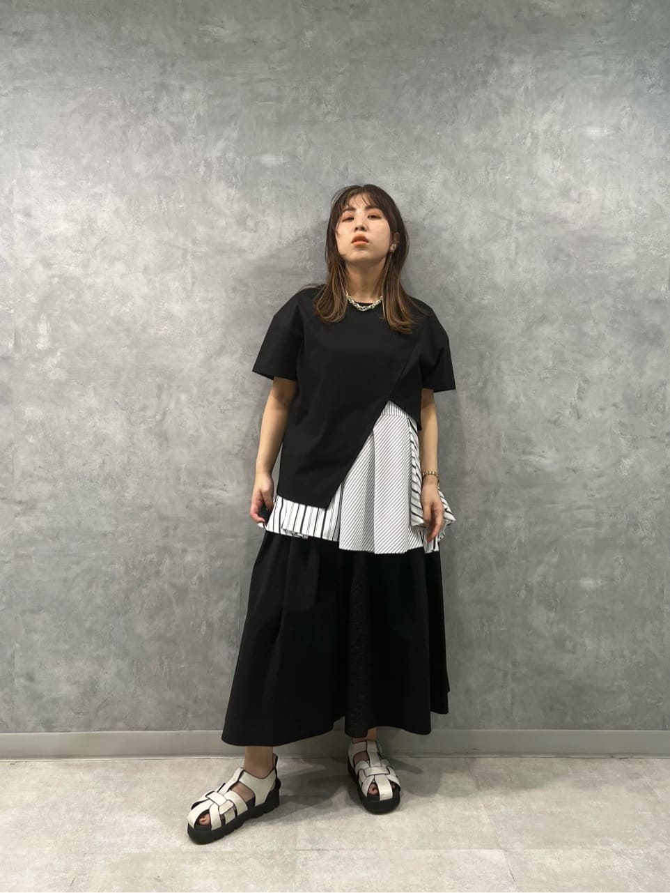 ブラック系のスカート、その他のTシャツ/カットソーを着用したレディースの春コーディネートの7枚目の写真