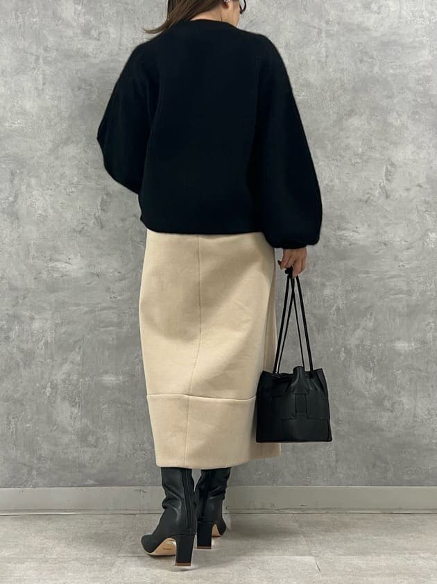 ブラック系のブーツ、ブラック系のカーディガン/ボレロ、ベージュ系のワンピースを着用したレディースの秋コーディネートの3枚目の写真