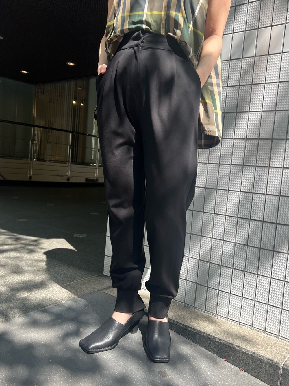 その他のシャツ/ブラウス、ブラック系のスラックス、ブラック系のパンプスを着用したレディースの春コーディネートの4枚目の写真