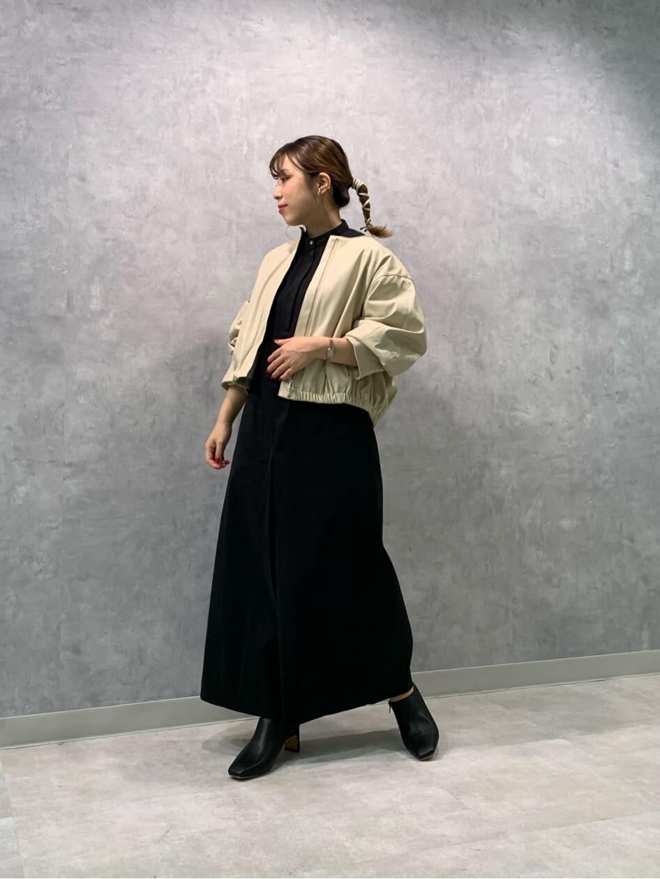 ブラック系のつなぎ/オールインワン、ブラウン系のブルゾン、ブラック系のブーツを着用したレディースの秋コーディネートの2枚目の写真