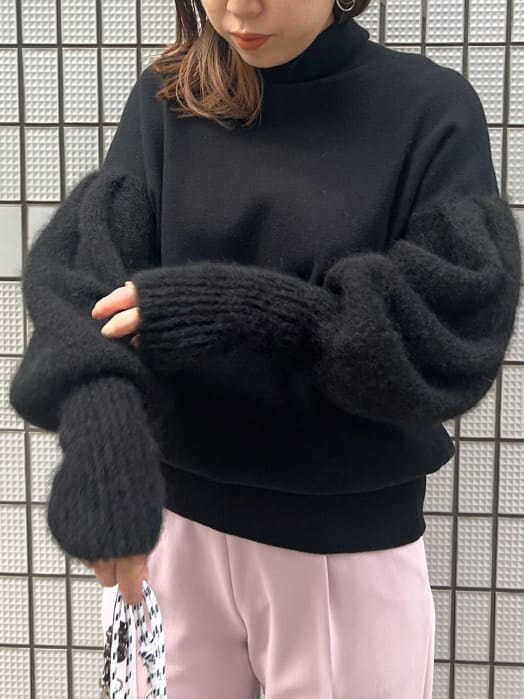 ブラック系のニット/セーター、ピンク系のその他パンツを着用したレディースの秋コーディネートの5枚目の写真