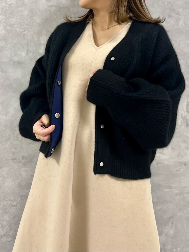 ブラック系のブーツ、ブラック系のカーディガン/ボレロ、ベージュ系のワンピースを着用したレディースの秋コーディネートの4枚目の写真