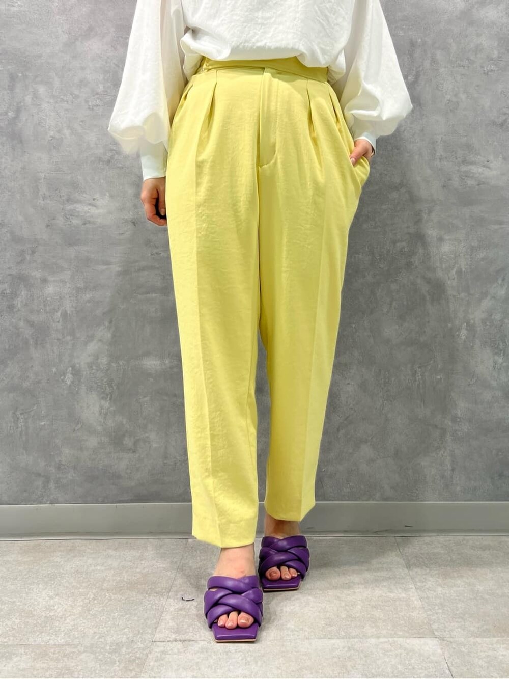 ホワイト系のシャツ/ブラウス、ベージュ系のショルダーバッグ、イエロー系のその他パンツを着用したレディースの春コーディネートの4枚目の写真