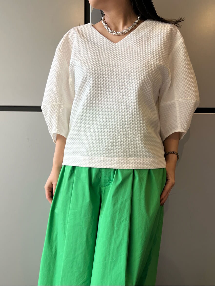 ホワイト系のシャツ/ブラウス、グリーン系のサンダル、グリーン系のその他パンツを着用したレディースの春コーディネートの4枚目の写真