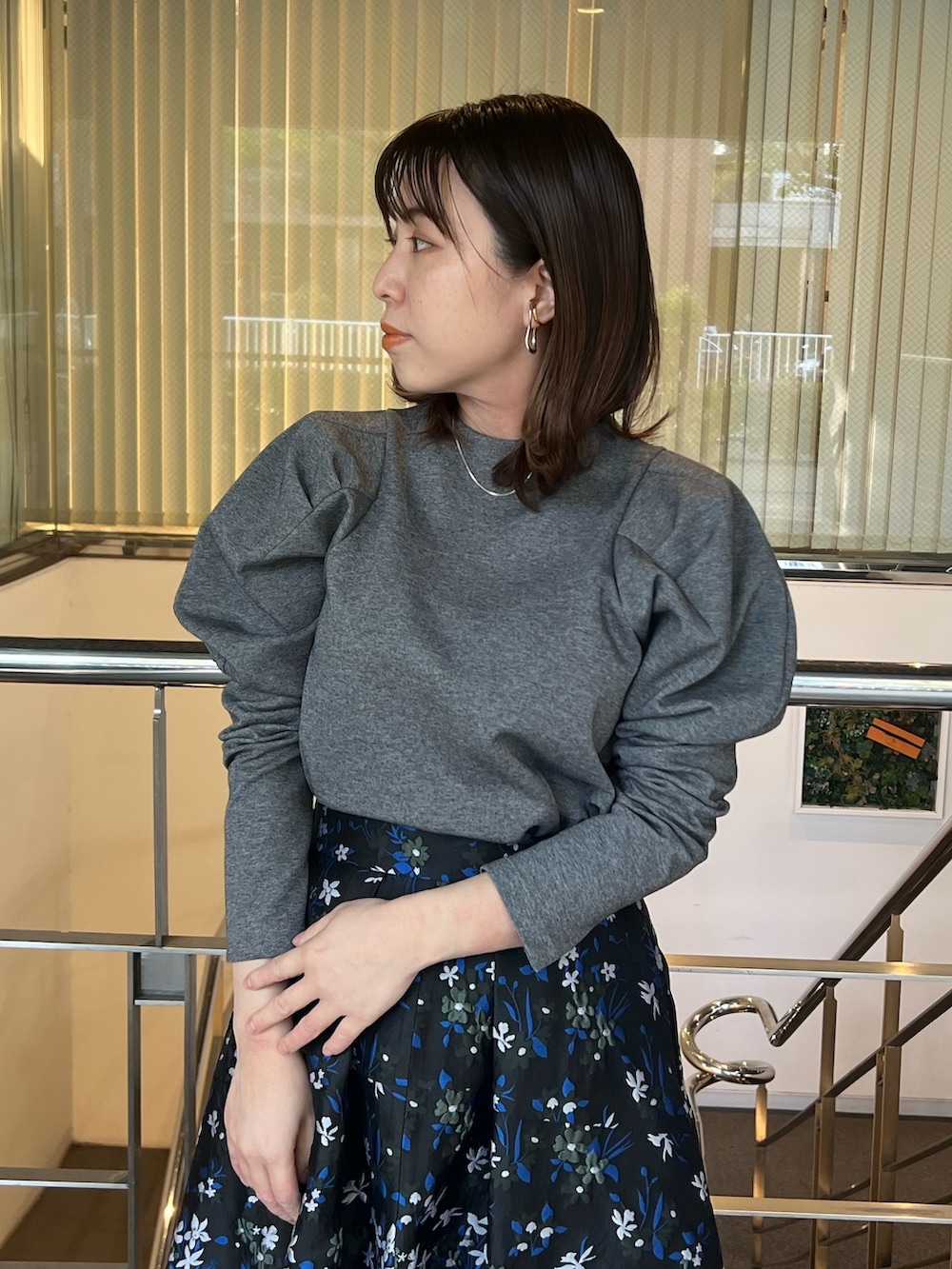 ブラック系のブーツ、その他のスカート、グレー系のTシャツ/カットソーを着用したレディースの春コーディネートの4枚目の写真