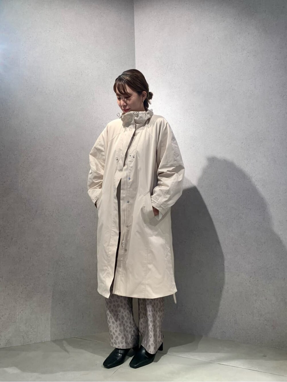 ホワイト系のモッズコート、その他のその他パンツ、ブラック系のブーツを着用したレディースの夏コーディネートの5枚目の写真