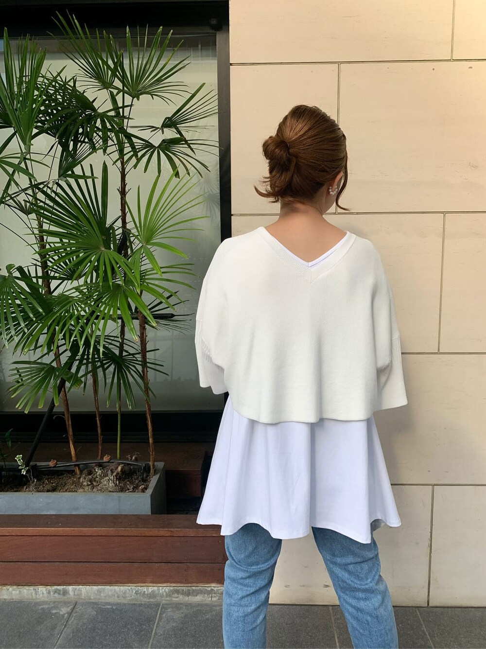 ブルー系のデニムパンツ、ホワイト系のTシャツ/カットソー、ベージュ系のサンダルを着用したレディースの夏コーディネートの3枚目の写真