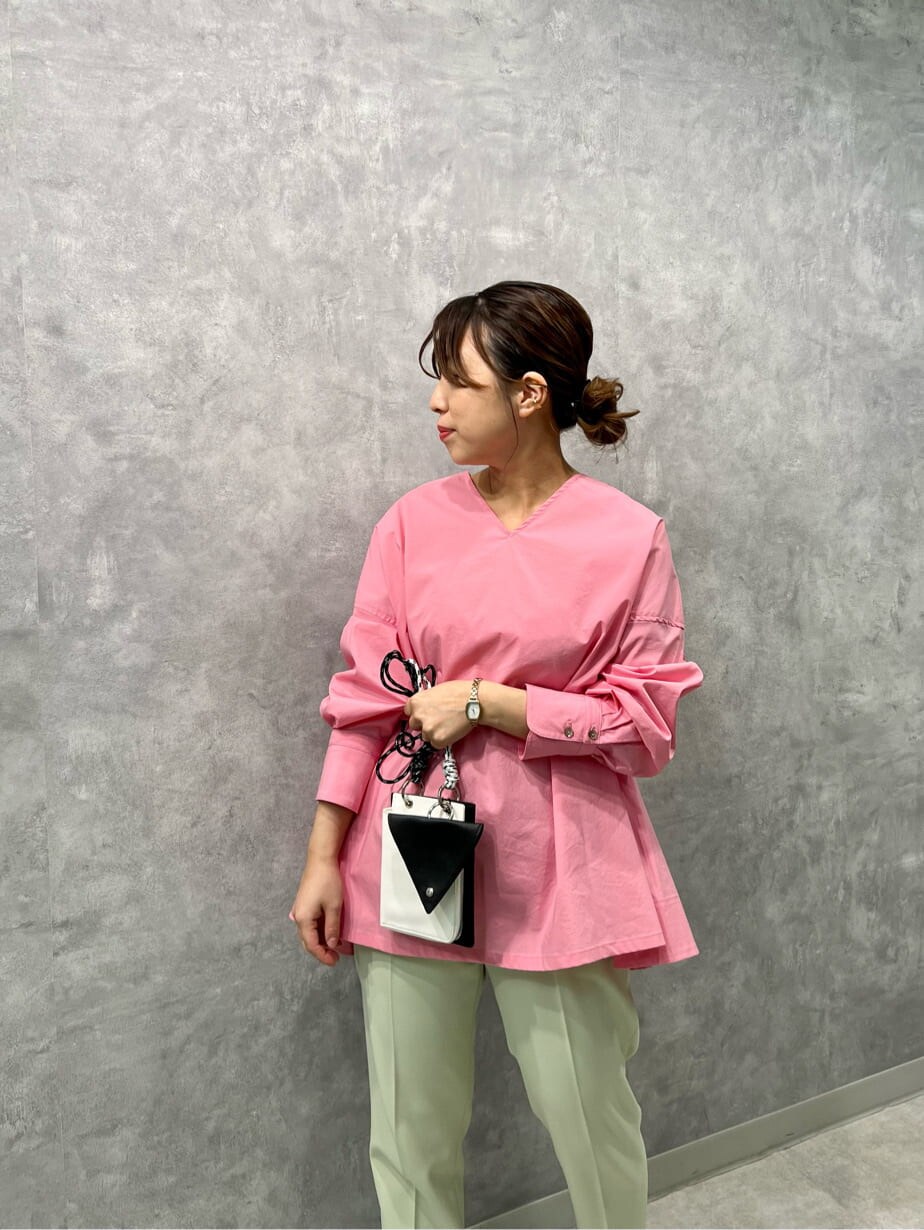 グリーン系のその他パンツ、ピンク系のシャツ/ブラウス、ブラック系のショルダーバッグを着用したレディースの冬コーディネートの2枚目の写真