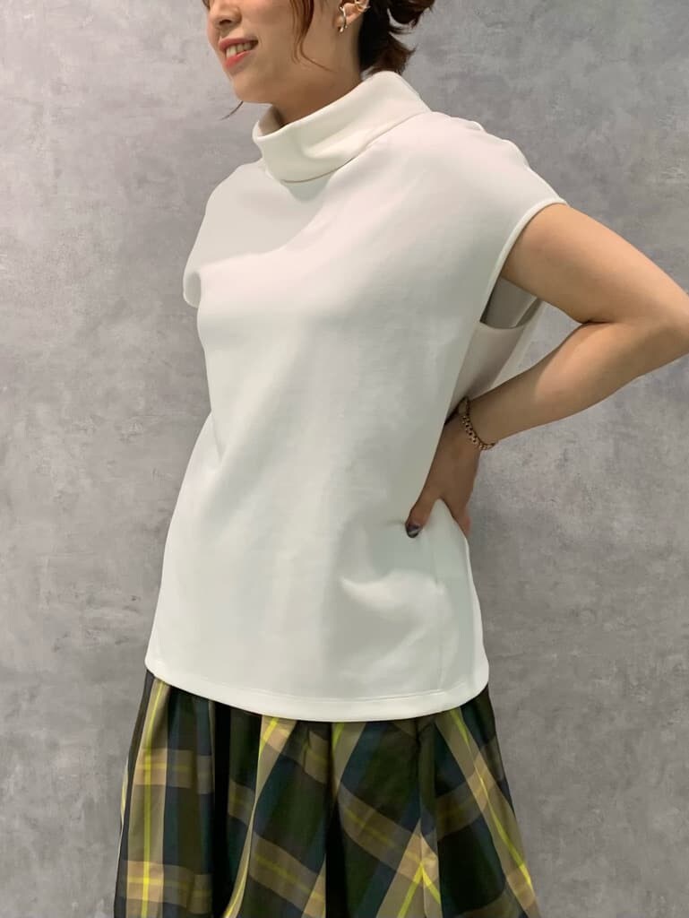 その他のスカート、ホワイト系のTシャツ/カットソー、ホワイト系のサンダルを着用したレディースの夏コーディネートの3枚目の写真