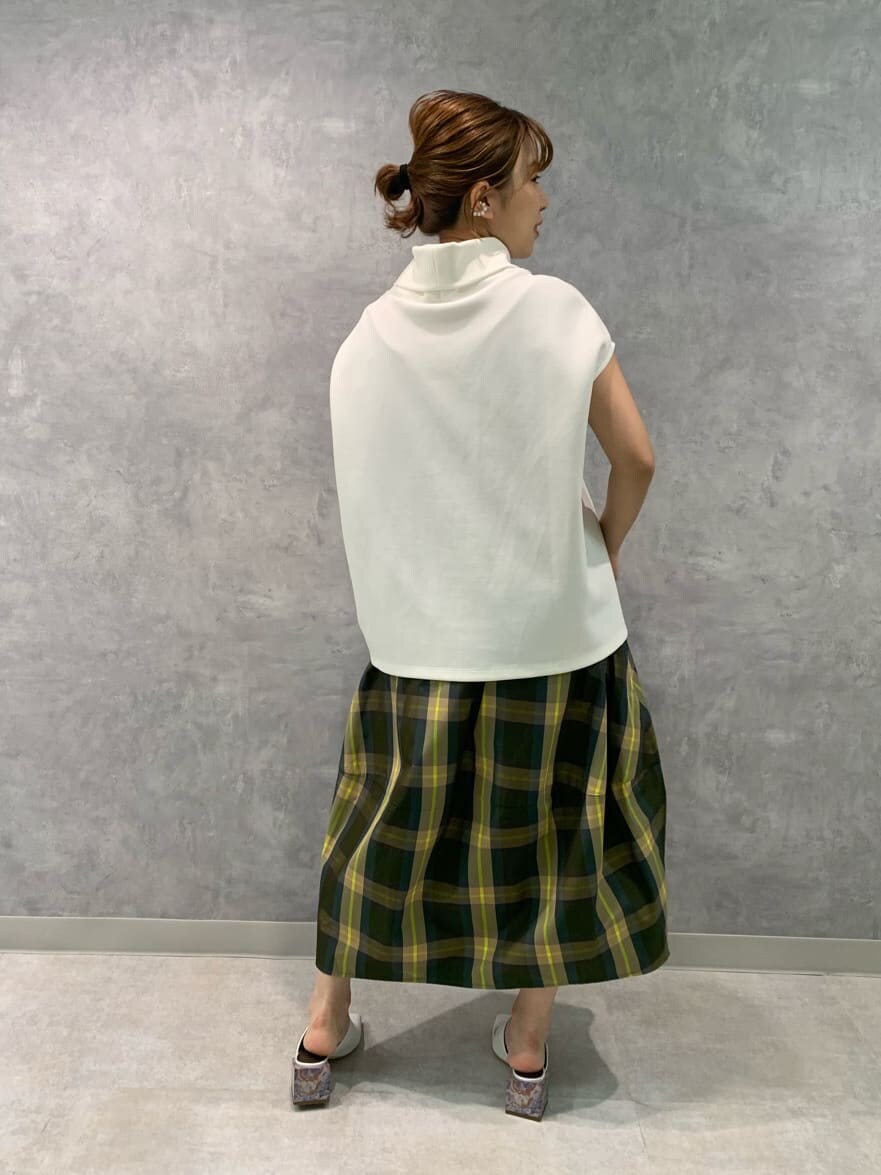 その他のスカート、ホワイト系のTシャツ/カットソー、ホワイト系のサンダルを着用したレディースの夏コーディネートの4枚目の写真