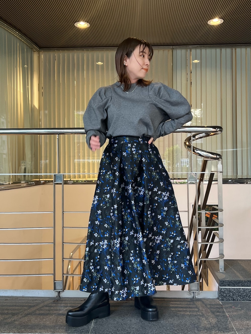 ブラック系のブーツ、その他のスカート、グレー系のTシャツ/カットソーを着用したレディースの春コーディネートの2枚目の写真