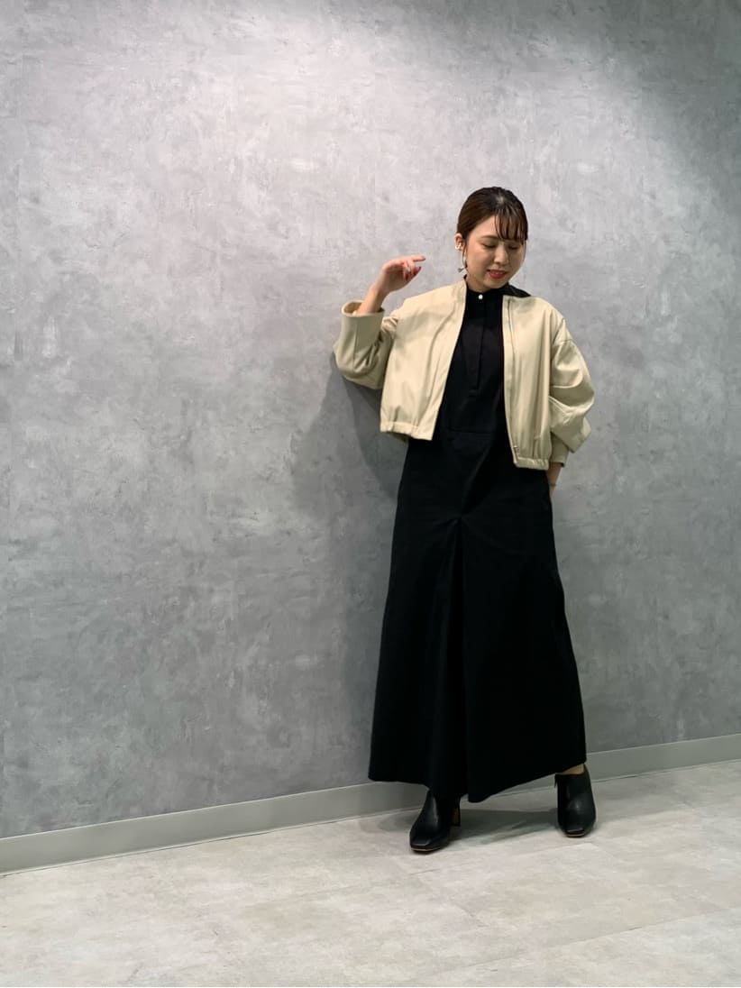 ブラック系のつなぎ/オールインワン、ブラウン系のブルゾン、ブラック系のブーツを着用したレディースの秋コーディネートの3枚目の写真