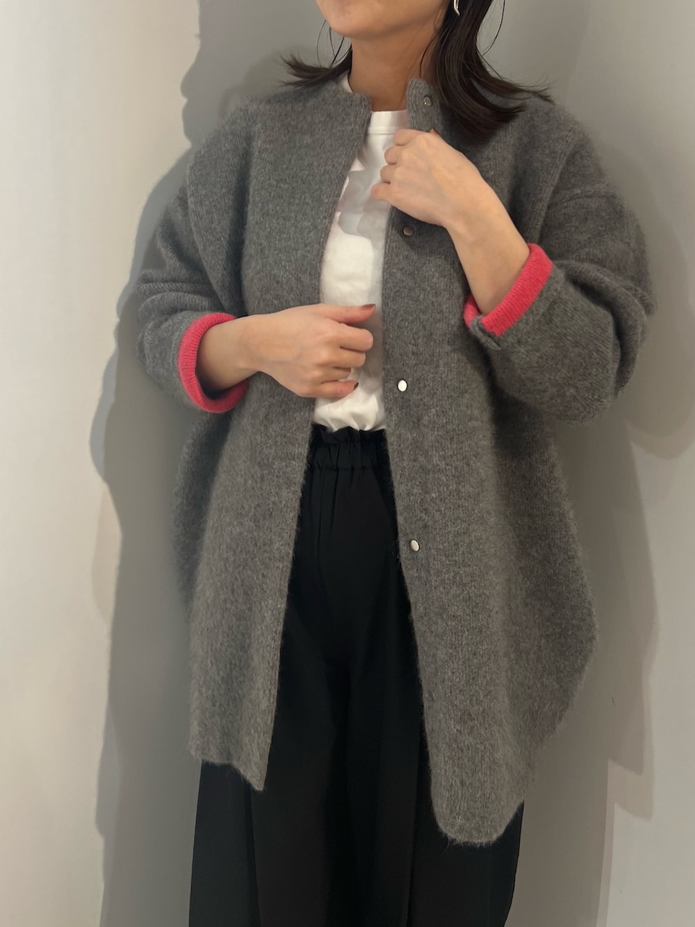 グレー系のカーディガン/ボレロ、ブラック系のその他パンツを着用したレディースの夏コーディネートの2枚目の写真