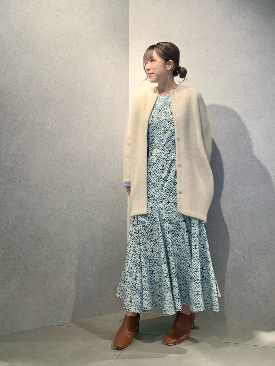 その他のワンピース、ブラウン系のブーツ、ホワイト系のカーディガン/ボレロを着用したレディースの夏コーディネートの2枚目の写真