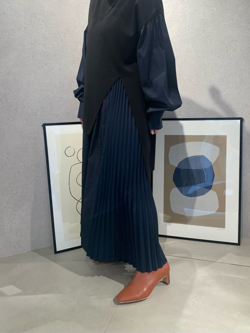 ブラウン系のショルダーバッグ、ブラック系のワンピース、ブラウン系のブーツを着用したレディースの夏コーディネートの6枚目の写真