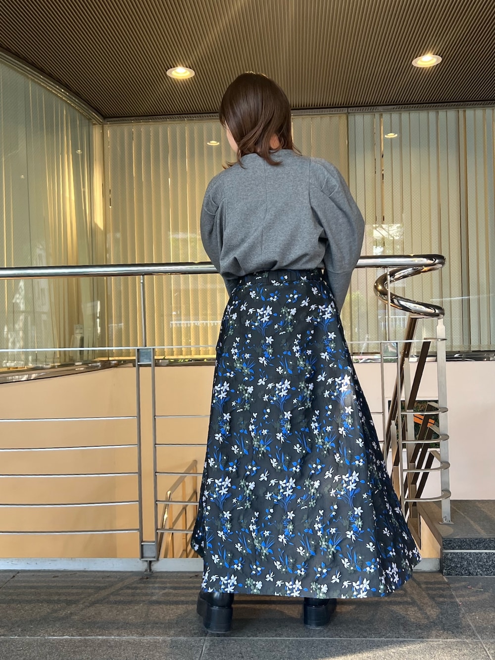 ブラック系のブーツ、その他のスカート、グレー系のTシャツ/カットソーを着用したレディースの春コーディネートの3枚目の写真