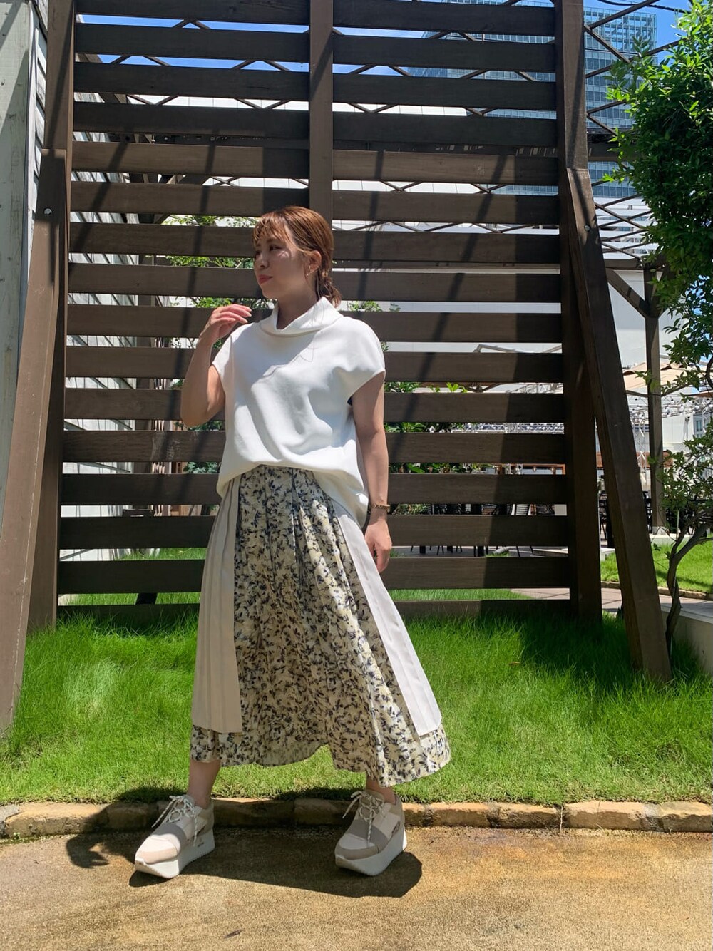 ホワイト系のTシャツ/カットソー、ベージュ系のスカート、ブラウン系のショルダーバッグを着用したレディースの夏コーディネートの7枚目の写真