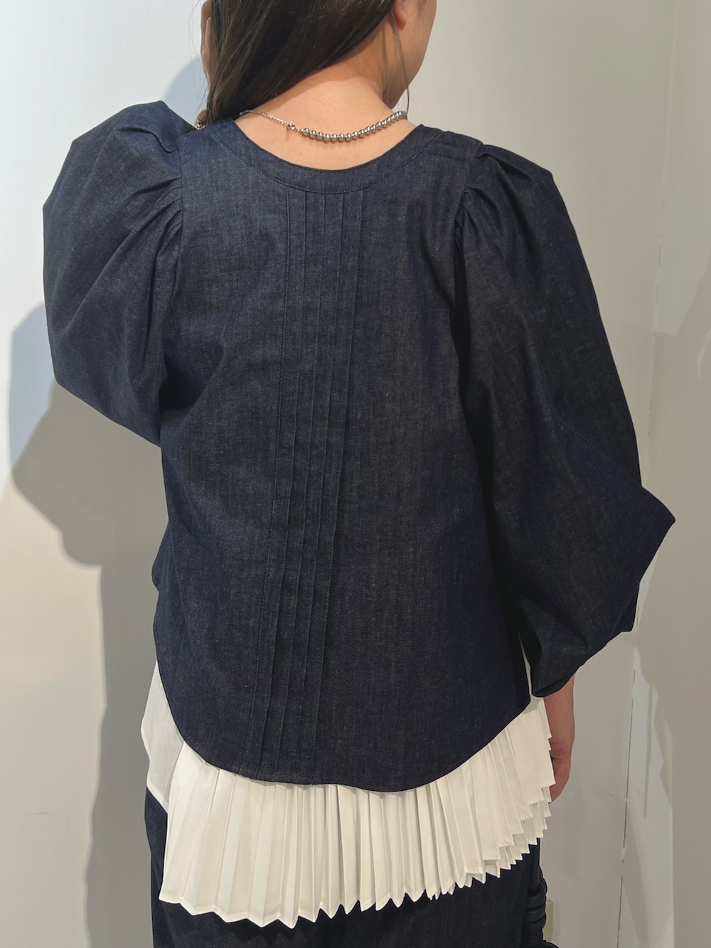 グレー系のTシャツ/カットソー、ブルー系のシャツ/ブラウス、ブルー系のその他パンツを着用したレディースの冬コーディネートの6枚目の写真