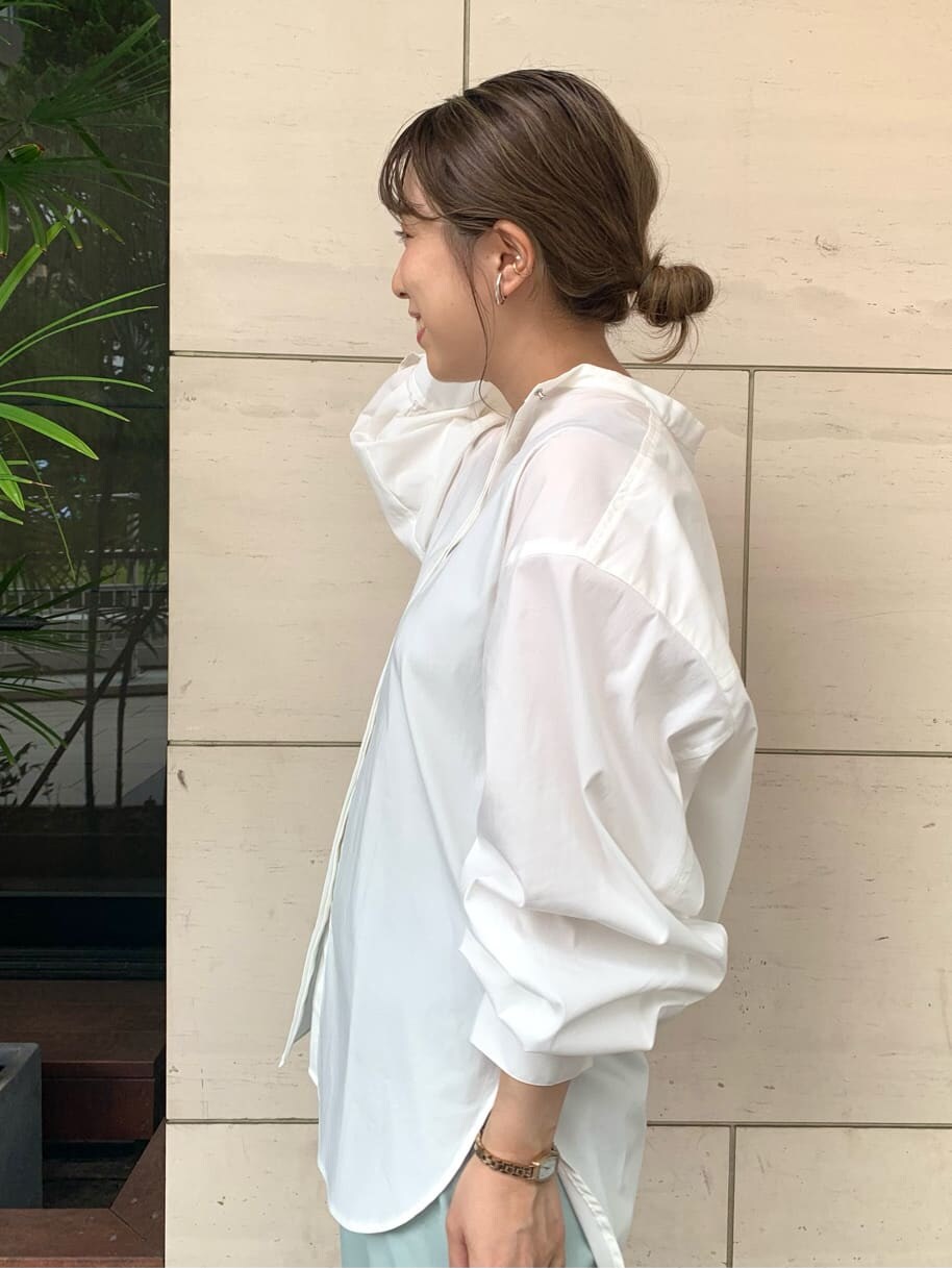 ベージュ系のサンダル、ホワイト系のシャツ/ブラウスを着用したレディースの夏コーディネートの6枚目の写真