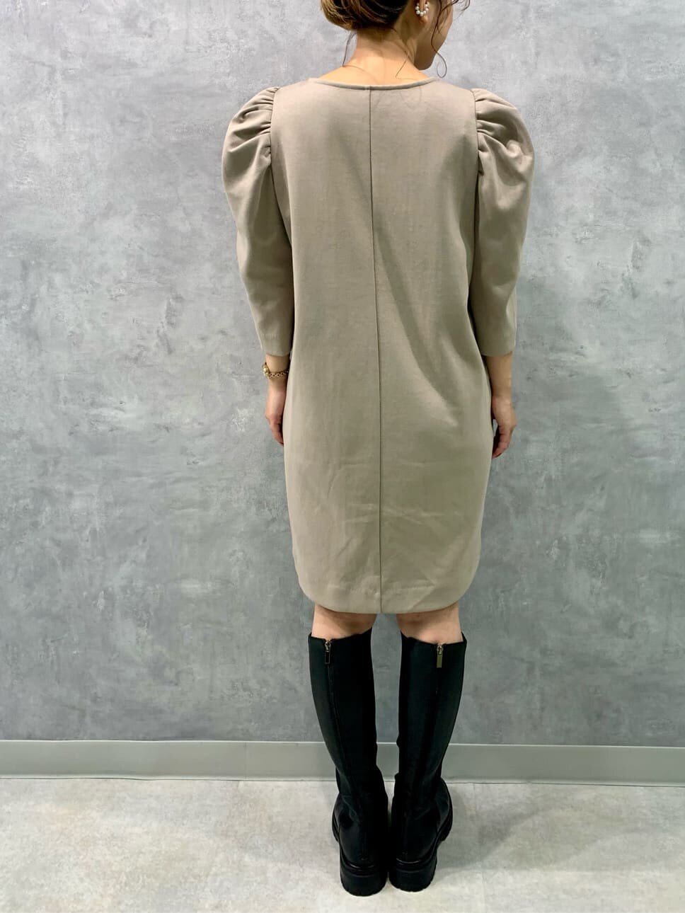 ベージュ系のワンピース、イエロー系のショルダーバッグを着用したレディースの夏コーディネートの3枚目の写真