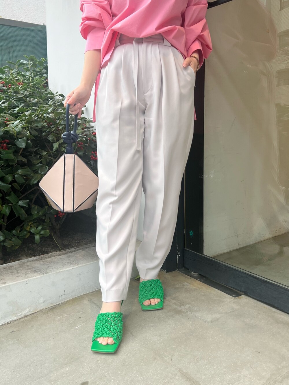 ピンク系のシャツ/ブラウス、ベージュ系のその他パンツ、ベージュ系のハンドバッグを着用したレディースの冬コーディネートの6枚目の写真